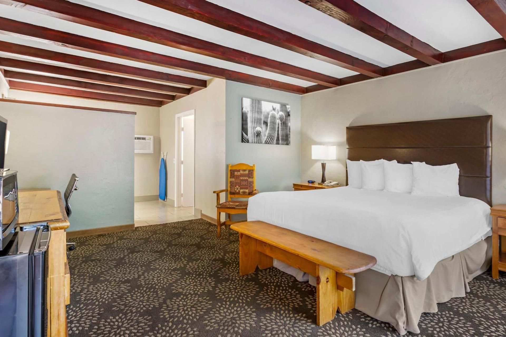 King Room with Bath Tub - Mobility Accessible/Non-Smoking