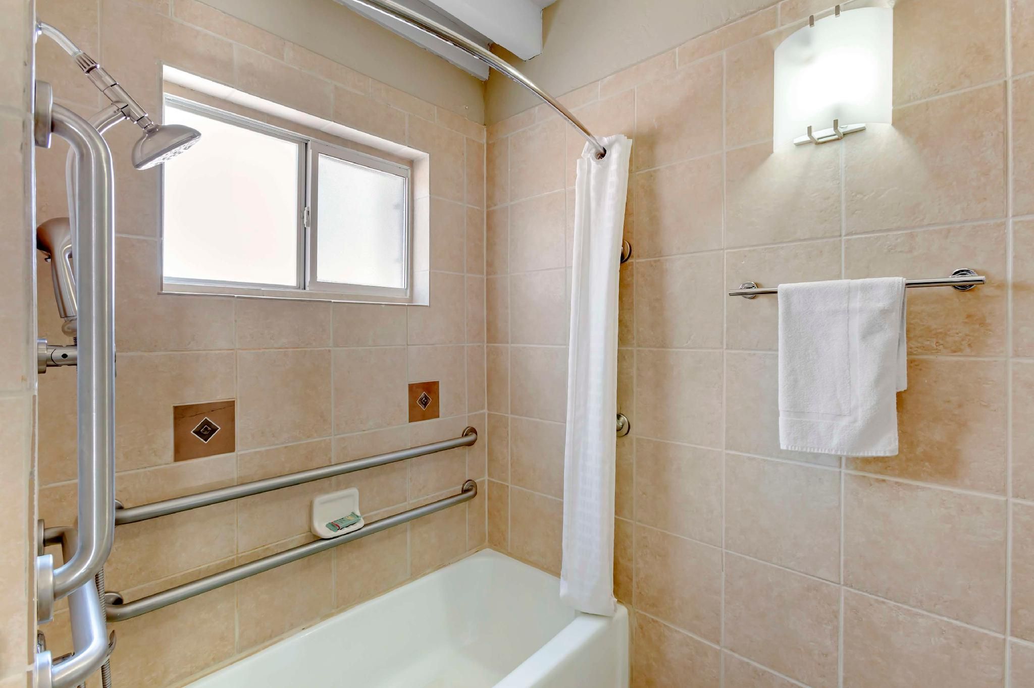 Best Western Mission Inn Accessibility - 1 King, Bathtub, Nonsmoking 3