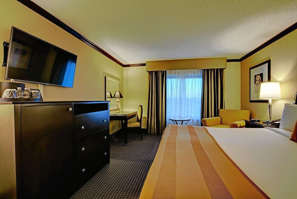 Hollywood Casino Tunica Standard Room, 1 King Bed (1 King Bed) 3