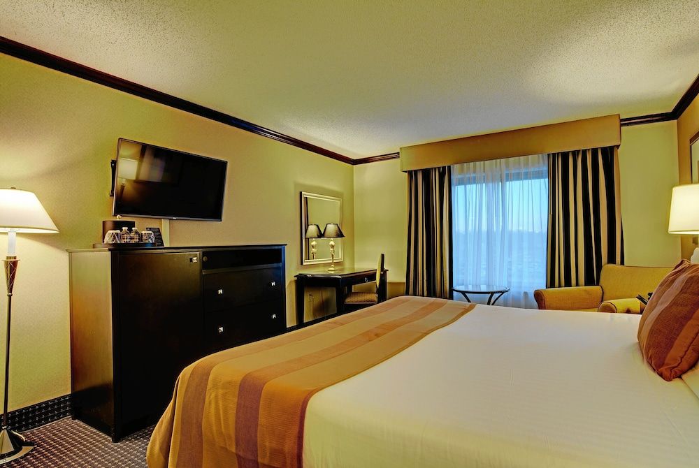 Hollywood Casino Tunica Standard Room, 1 King Bed (1 King Bed) 2