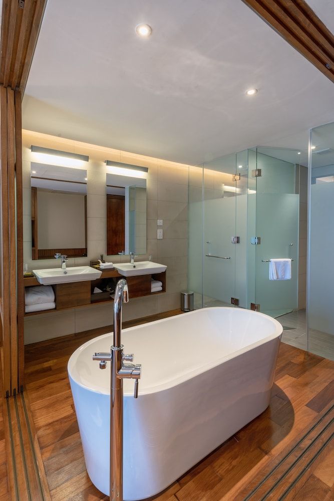 Deep Soaking Bathtub