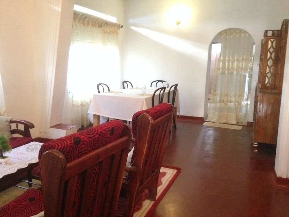 undefined Villahredpalm 8