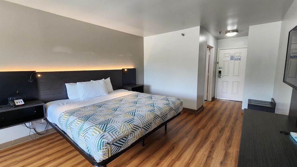 Motel 6 Ennis, TX Standard Room, 1 King Bed, Accessible, Smoking 7