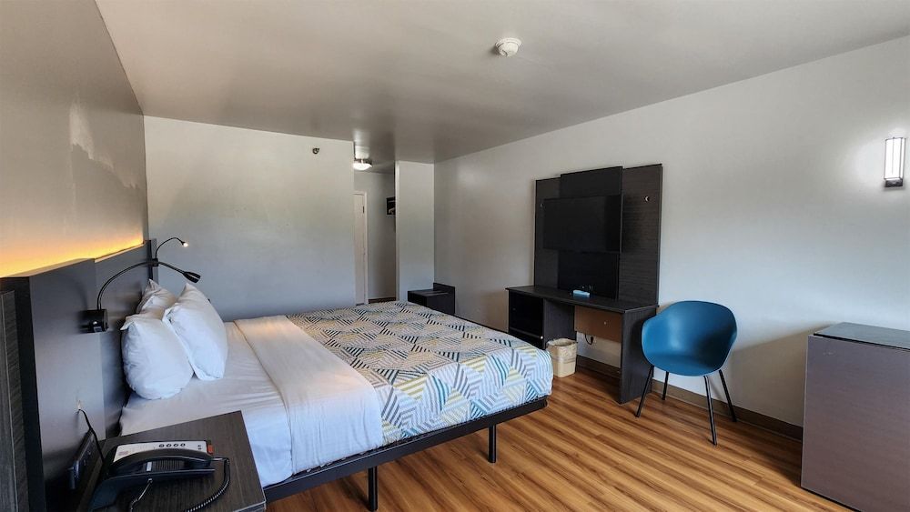 Motel 6 Ennis, TX Standard Room, 1 King Bed, Accessible, Smoking 5