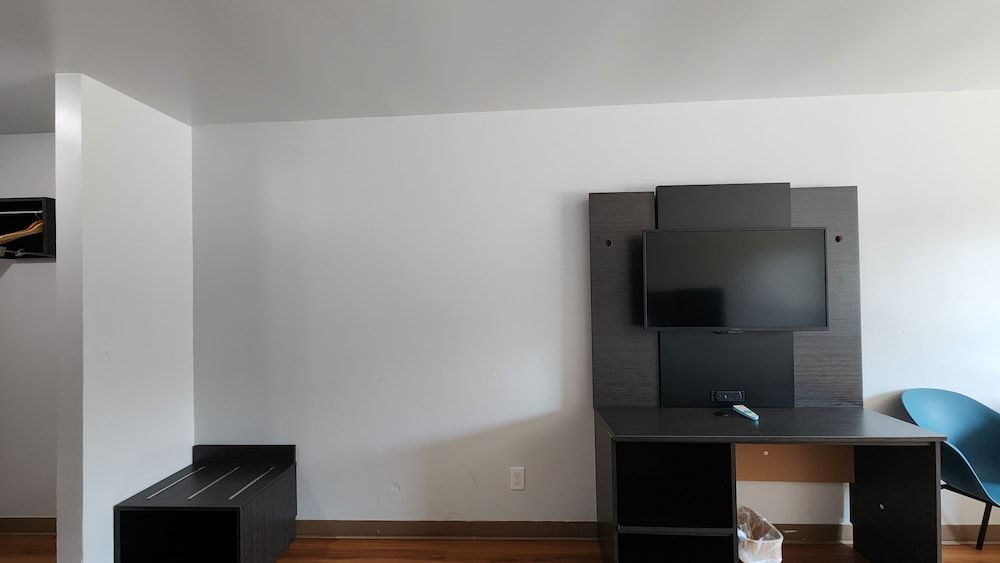 Motel 6 Ennis, TX Standard Room, 2 Queen Beds, Accessible, Smoking 11