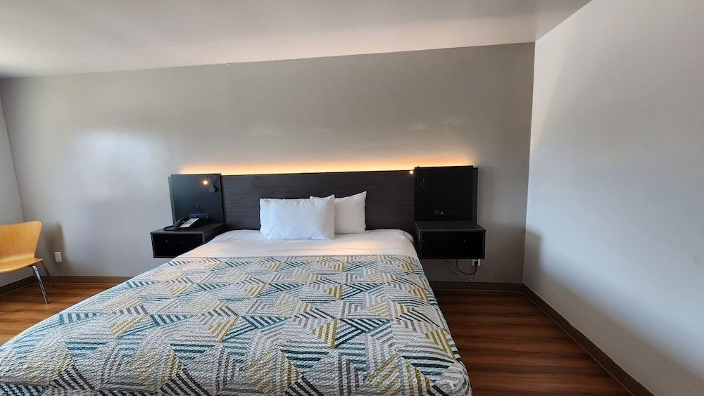 Motel 6 Ennis, TX Standard Room, 1 King Bed, Accessible, Smoking 4