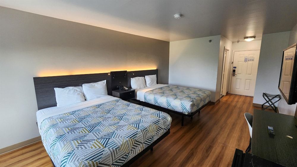 Motel 6 Ennis, TX Standard Room, 2 Queen Beds, Accessible, Smoking 4