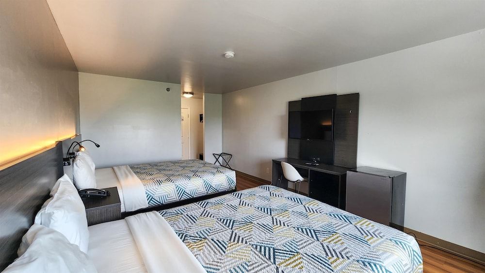 Motel 6 Ennis, TX Standard Room, 2 Queen Beds, Accessible, Smoking 6