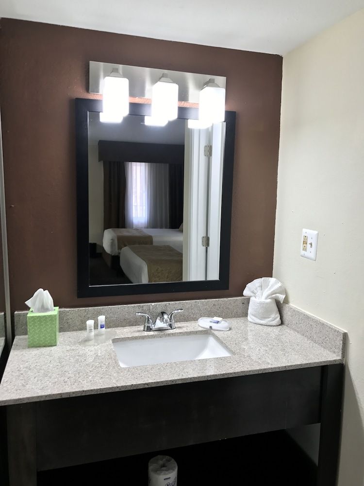 Best Western Yuma Mall Hotel & Suites Standard Room, 2 Queen Beds, Non Smoking, Microwave 7