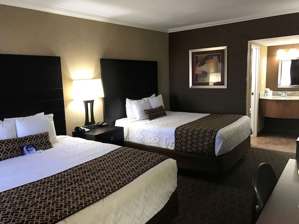 Best Western Yuma Mall Hotel & Suites Standard Room, 2 Queen Beds, Non Smoking, Microwave 3