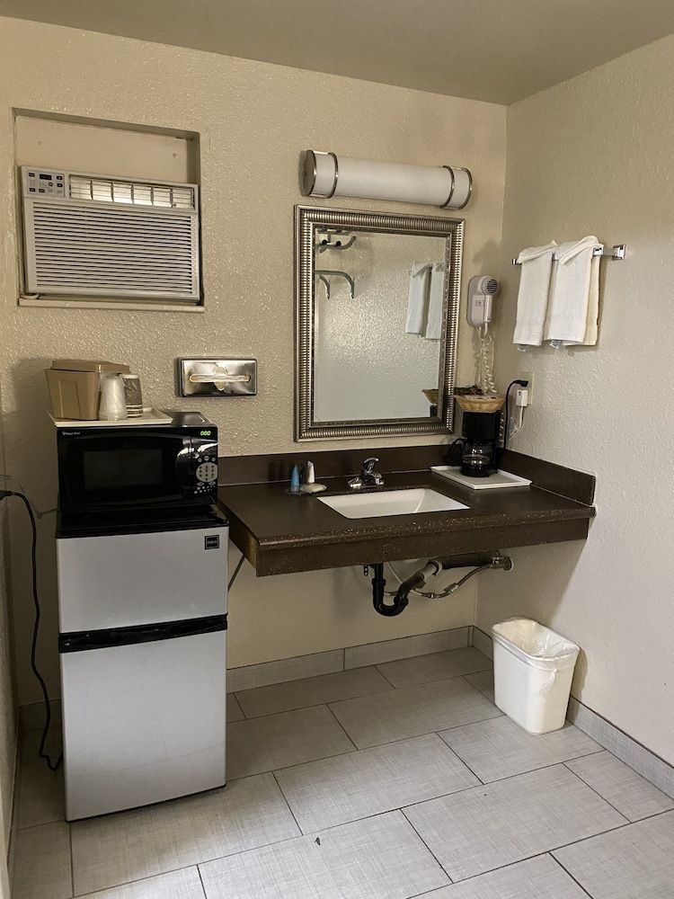 Motel In The Pines Standard Room, 2 Queen Beds, Non Smoking 6