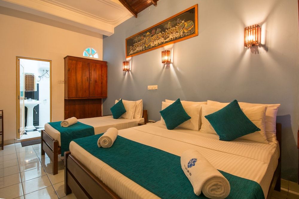 Ceyloni Lake View Triple Room, Balcony 4