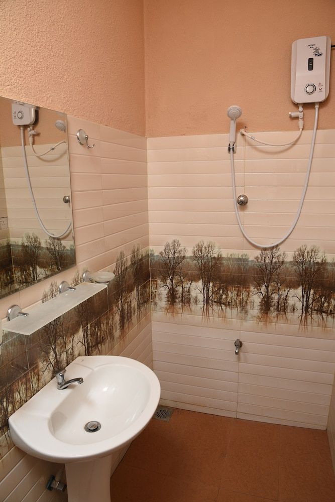 Sain Regincy Deluxe Triple Room 9