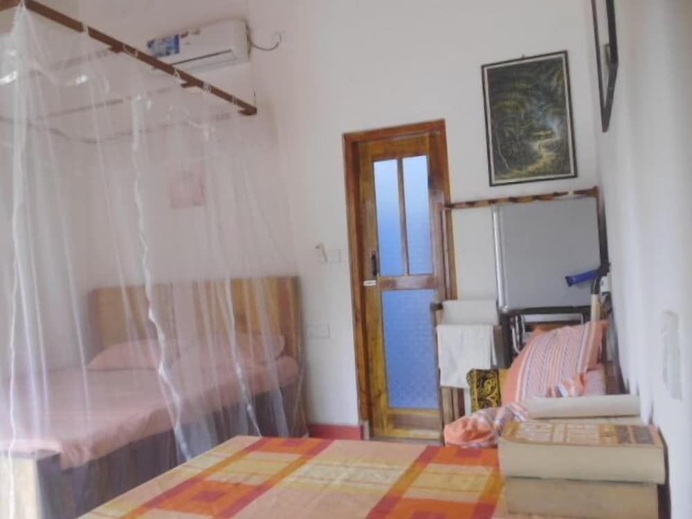 Hilltop Bungalow Double Room (Lavendar) 2