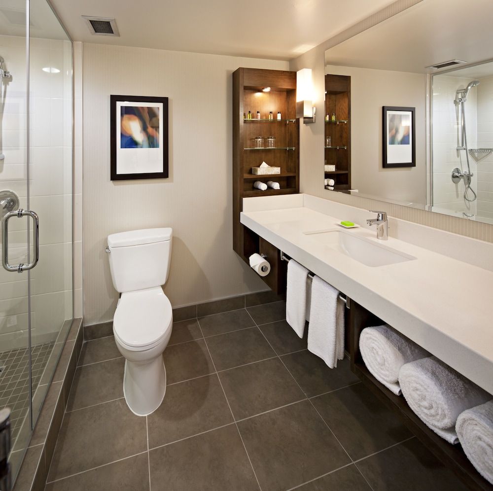 Delta Hotels by Marriott Calgary South Deluxe Room, 2 Queen Beds, Non Smoking 4