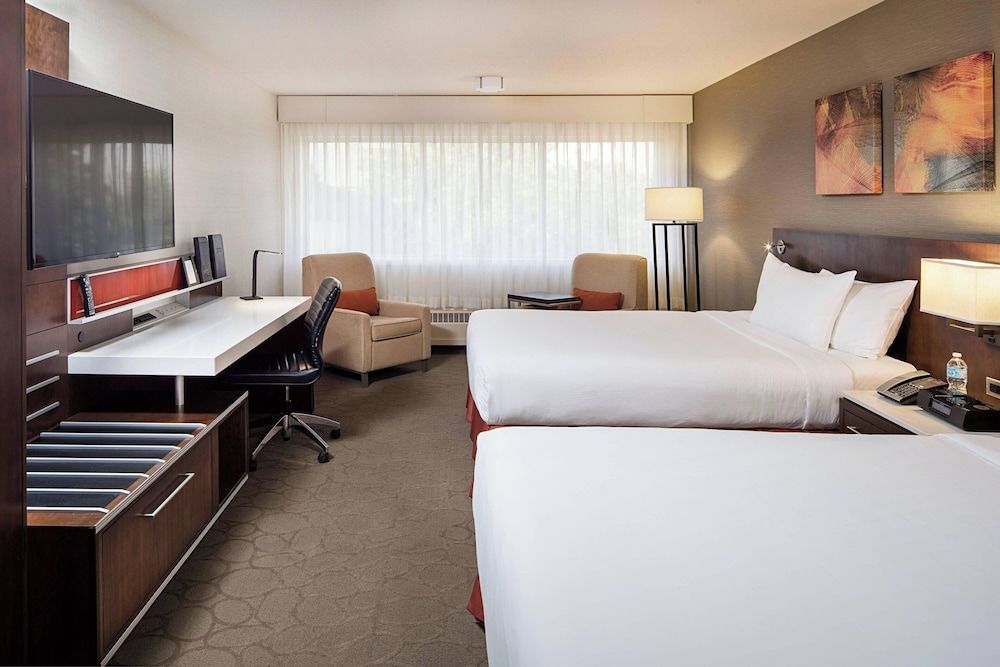 Delta Hotels by Marriott Calgary South Deluxe Room, 2 Queen Beds, Non Smoking