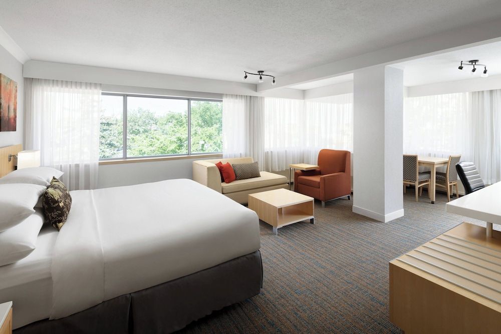 undefined Delta Hotels by Marriott Calgary South 2