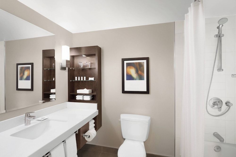 Delta Hotels by Marriott Calgary South Deluxe Room, 2 Queen Beds, Non Smoking 5