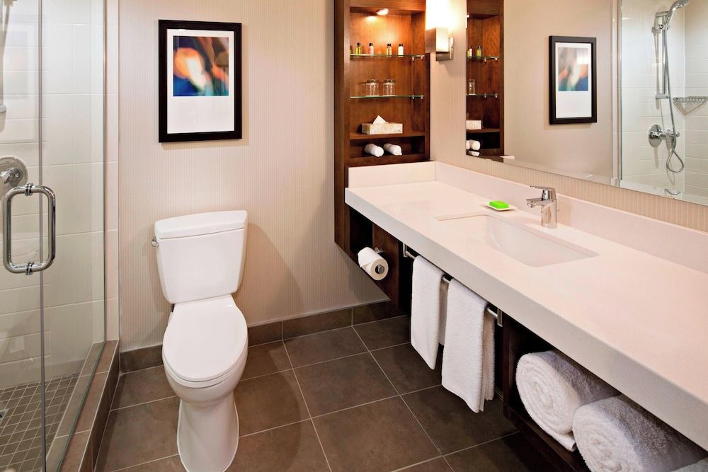 Delta Hotels by Marriott Calgary South Deluxe Room, 2 Queen Beds, Non Smoking 8