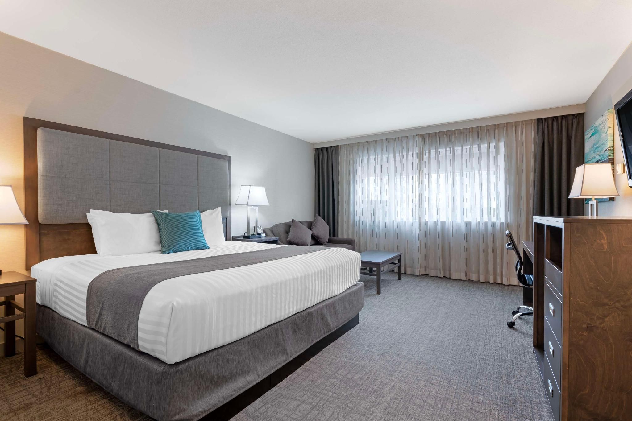 1 King Bed, Nonsmoking, Premium Floor, City View, Sofabed