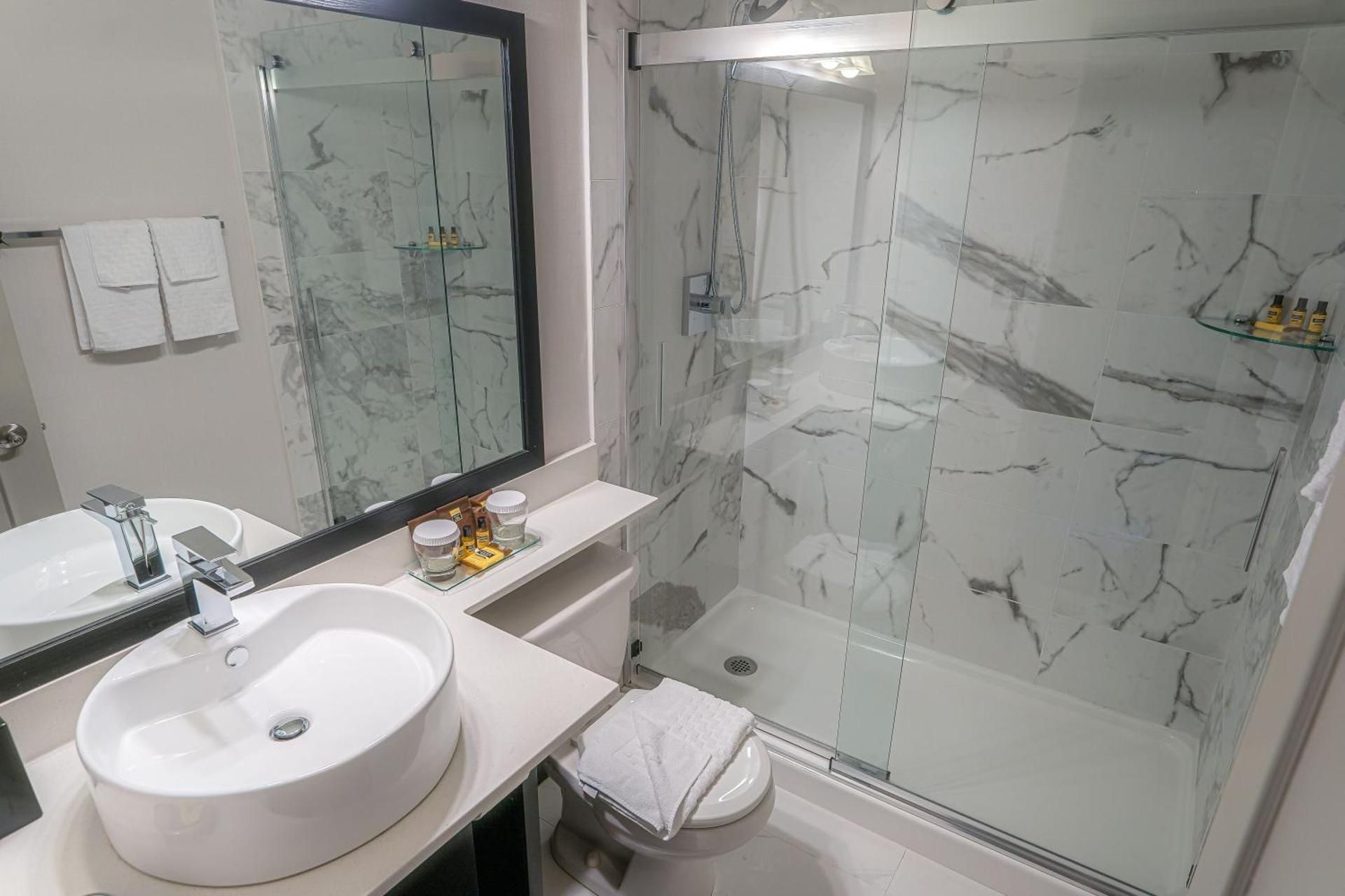 Best Western Plus Sands 1 Queen Bed, Nonsmoking, Small Room 3