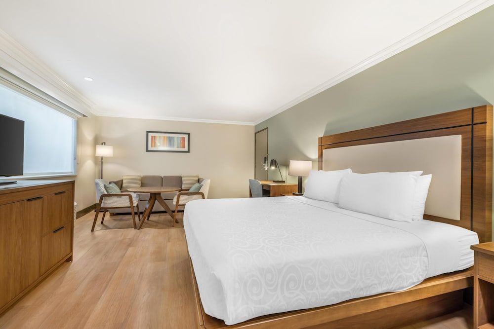 Best Western Plus Burnaby Hotel Standard Room, 1 King Bed, Non Smoking, Kitchen (with Sofabed, Full Kitchen) 3