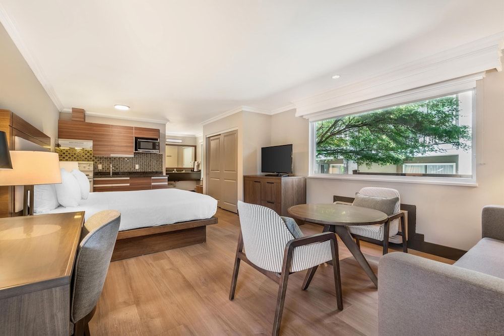 Best Western Plus Burnaby Hotel Standard Room, 1 King Bed, Non Smoking, Kitchen (with Sofabed, Full Kitchen)