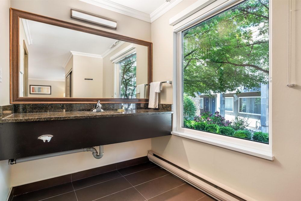 Best Western Plus Burnaby Hotel Standard Room, 1 King Bed, Non Smoking, Kitchen (with Sofabed, Full Kitchen) 4