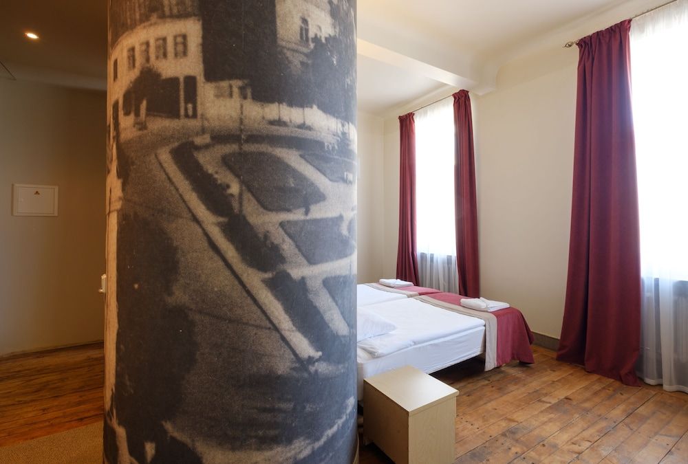 Hotel Metropolis Twin Room 9