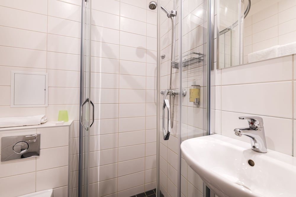 Liva Hotel Standard Single room with Gym access 3