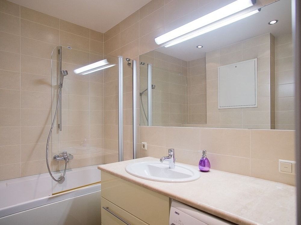 Old Riga Park Studio Classic Apartment, Private Bathroom 9