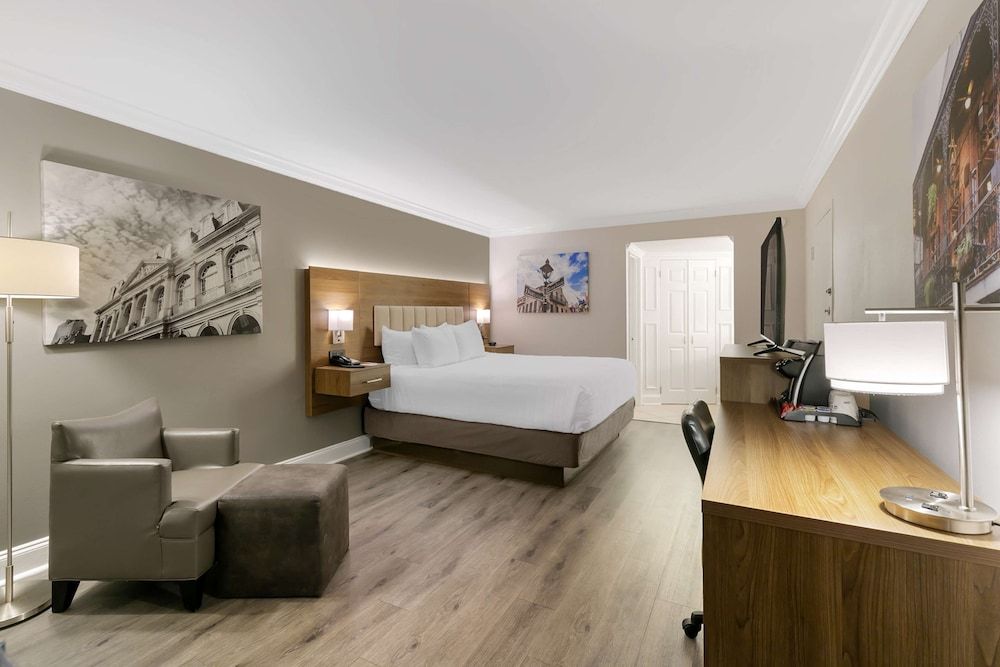 Best Western Plus Westbank Standard Room, 1 King Bed, Non Smoking, Refrigerator & Microwave 4