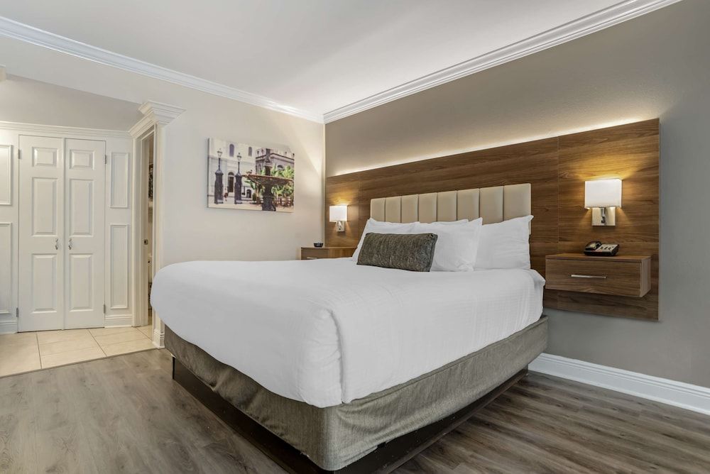 Best Western Plus Westbank Standard Room, 1 King Bed, Non Smoking, Refrigerator & Microwave 3