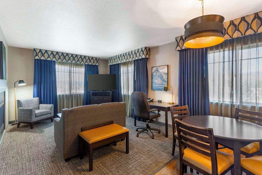 Best Western Plus Grant Creek Inn Suite, 1 King Bed, Non Smoking, Fireplace (with Single Sofabed) 4