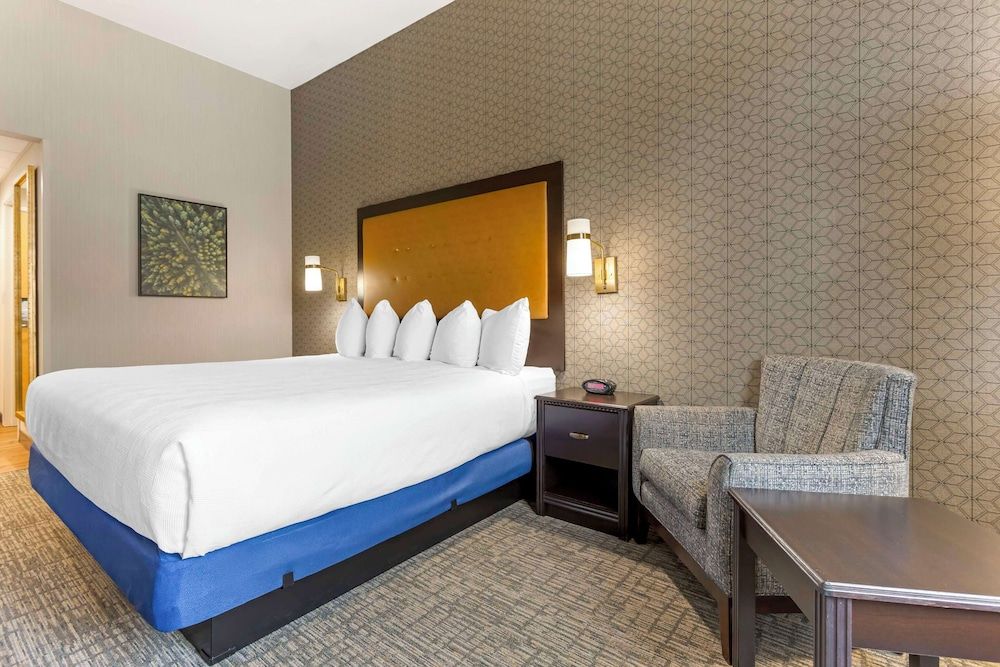 Best Western Plus Grant Creek Inn Standard Room, 1 King Bed, Non Smoking, Microwave