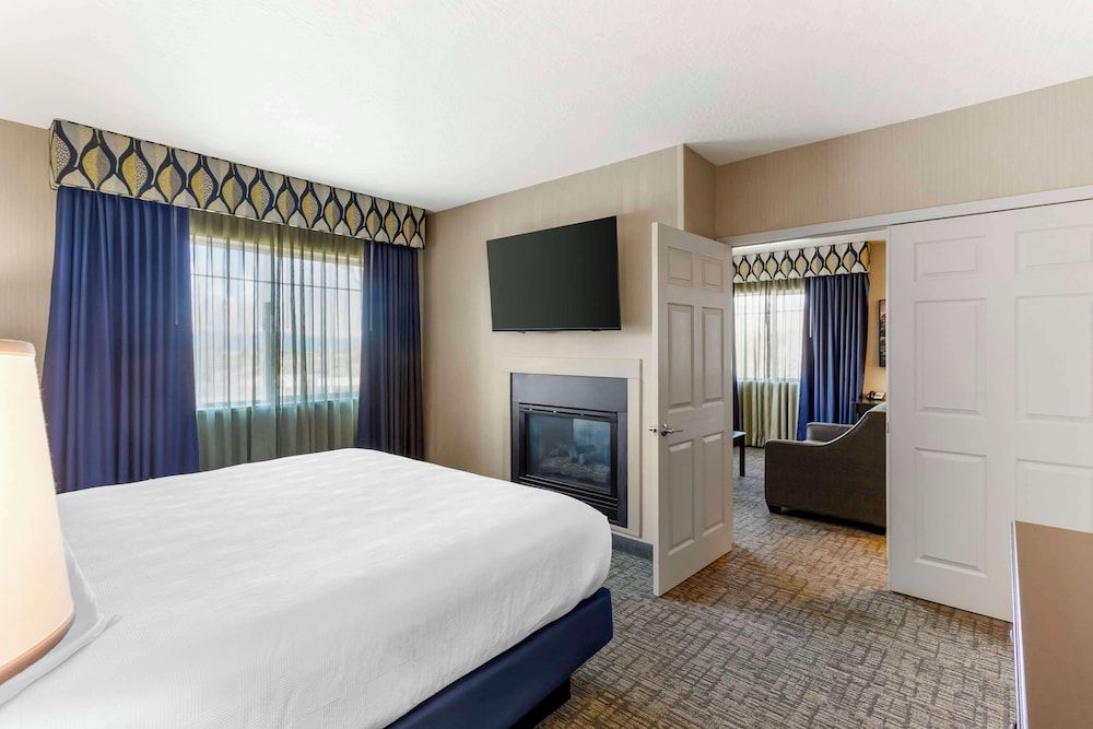 Best Western Plus Grant Creek Inn Suite, 1 King Bed, Non Smoking, Fireplace (with Single Sofabed)