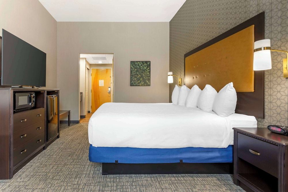 Best Western Plus Grant Creek Inn Standard Room, 1 King Bed, Non Smoking, Microwave 2