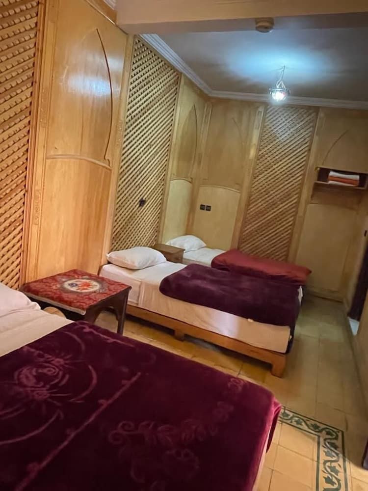 Hotel Cecil Triple Room, Private Bathroom 5