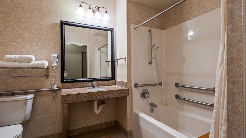 Best Western Longview Standard Room, 2 Queen Beds, Accessible, Bathtub 2