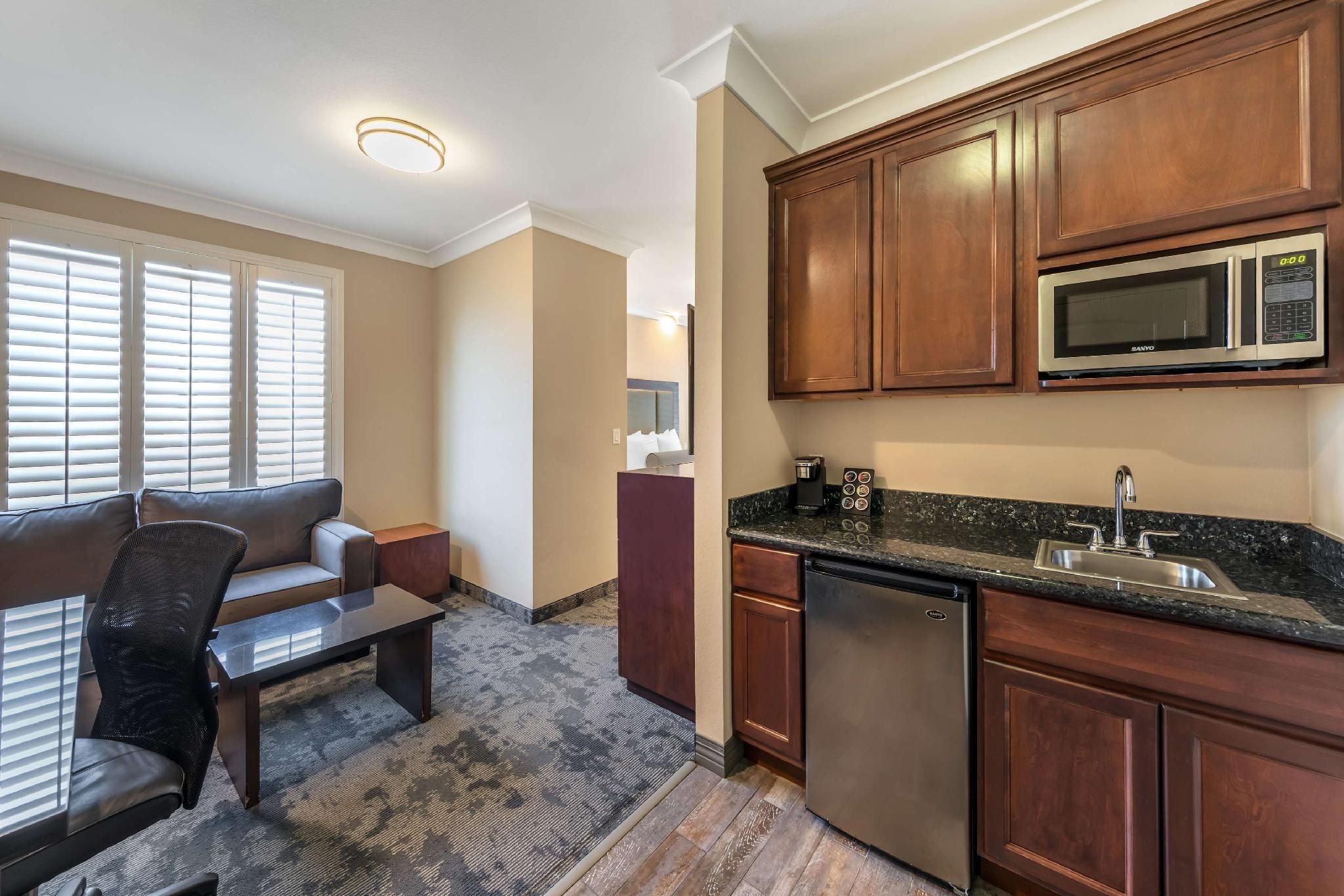 Best Western PLUS Avita Suites Accessibility - Suite Queen Bed, Roll-in Shower, Nonsmoking 3