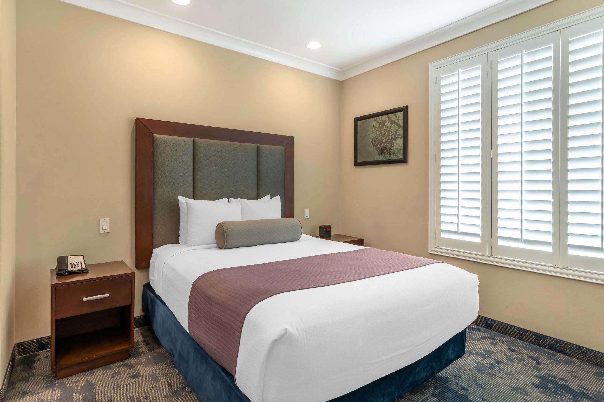 Suite - 1 Queen Bed, Nonsmoking, Separate Bedroom, Sofabed