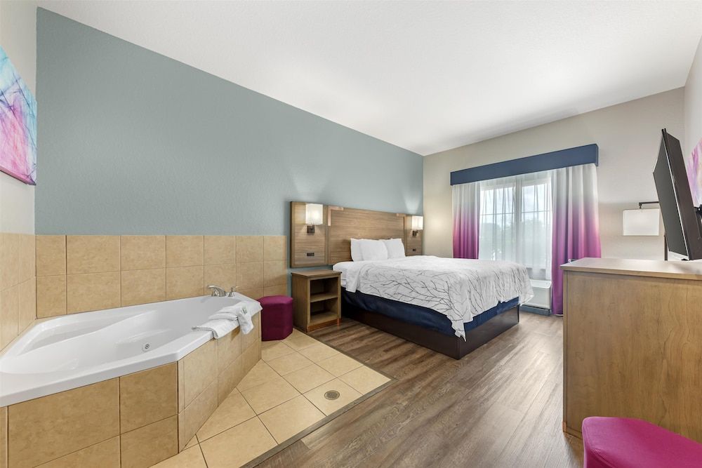 Standard Room, 1 King Bed, Non Smoking, Jetted Tub