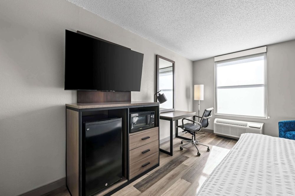 Clarion Pointe Standard Room, 1 King Bed, Non Smoking 3