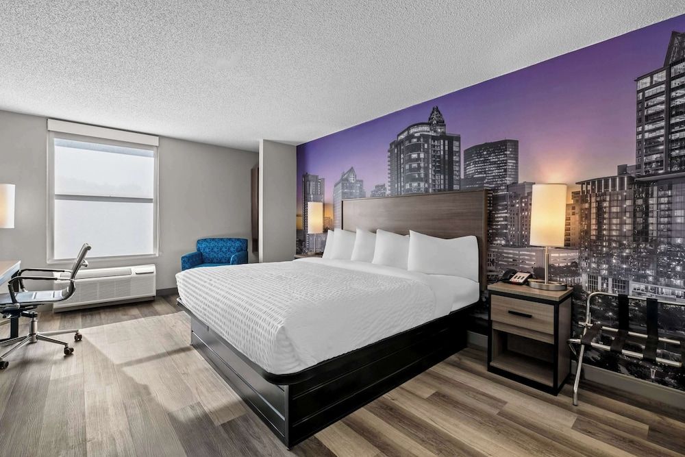 Clarion Pointe Standard Room, 1 King Bed, Non Smoking 2