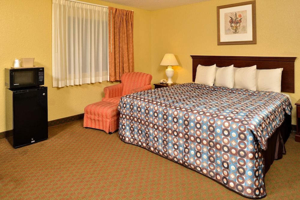 Americas Best Value Inn Starke Deluxe Room, 1 King Bed, Smoking 3
