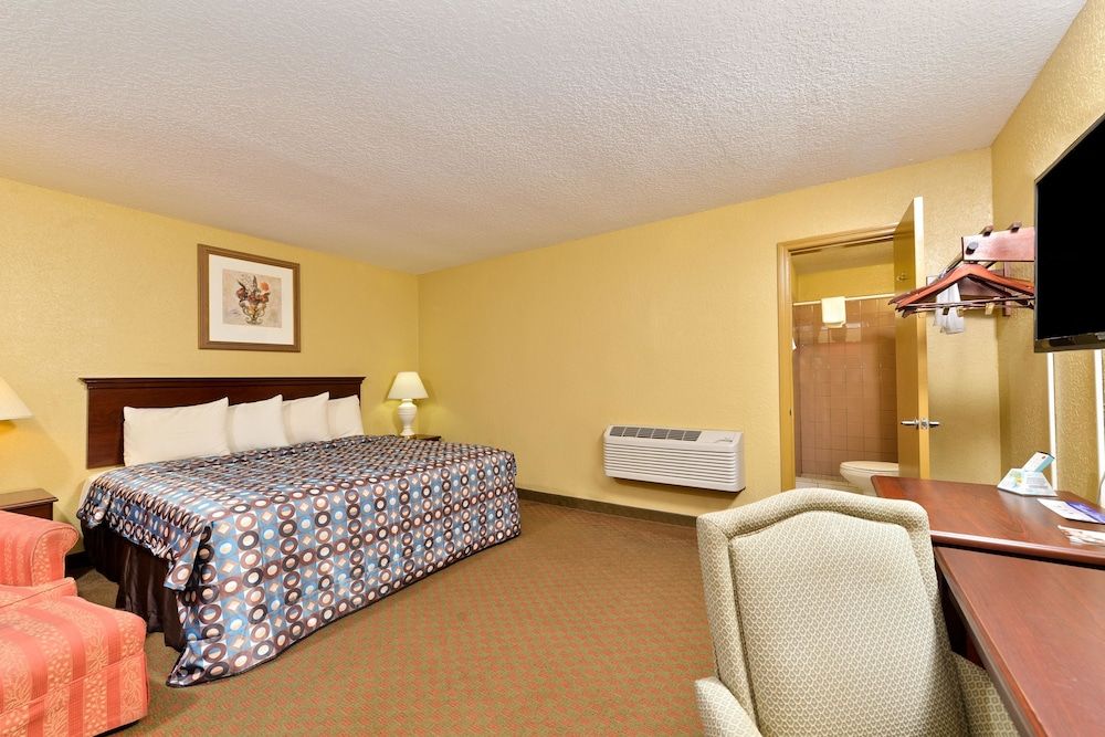 Americas Best Value Inn Starke Deluxe Room, 1 King Bed, Smoking 2