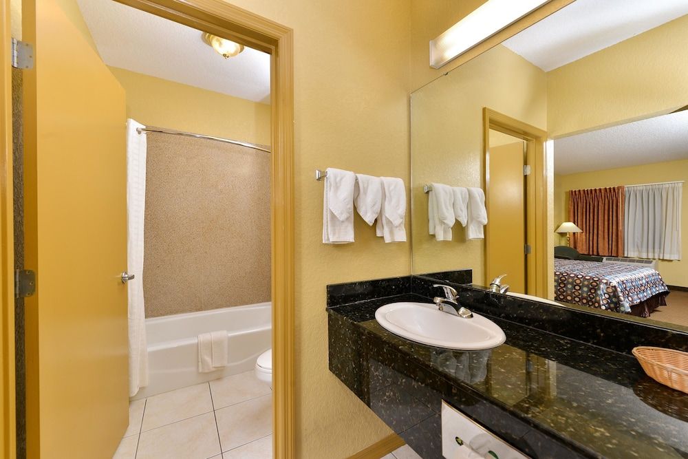 Americas Best Value Inn Starke Room, 2 Double Beds, Non Smoking (Sofa Bed) 5