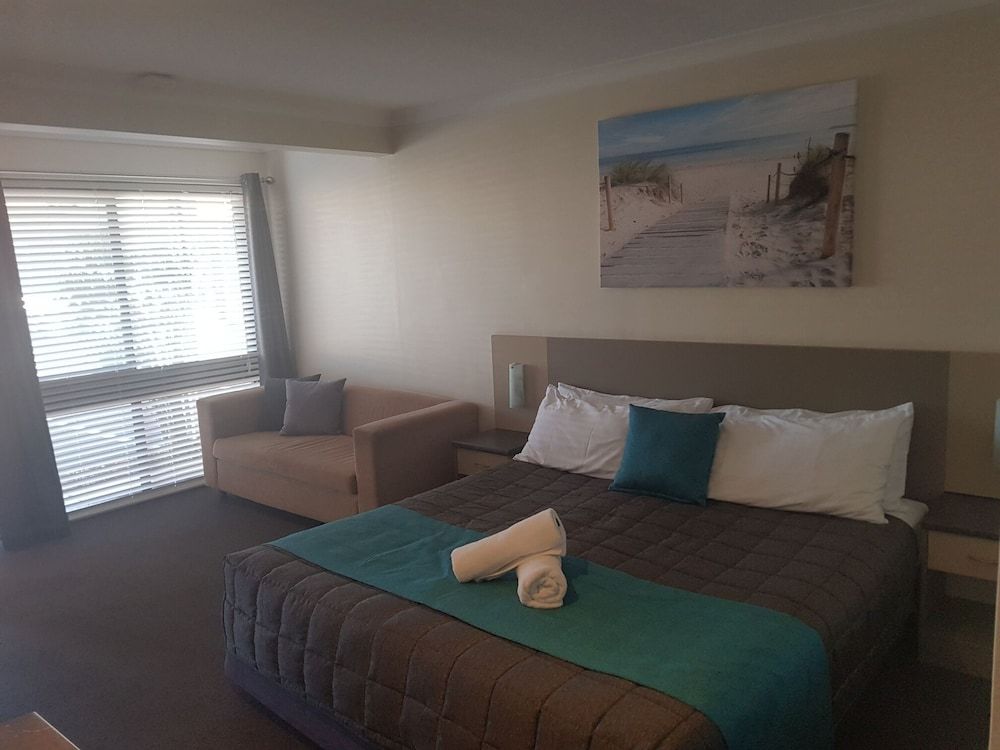 Caravilla Motor Inn Premium Room, 1 King Bed 2