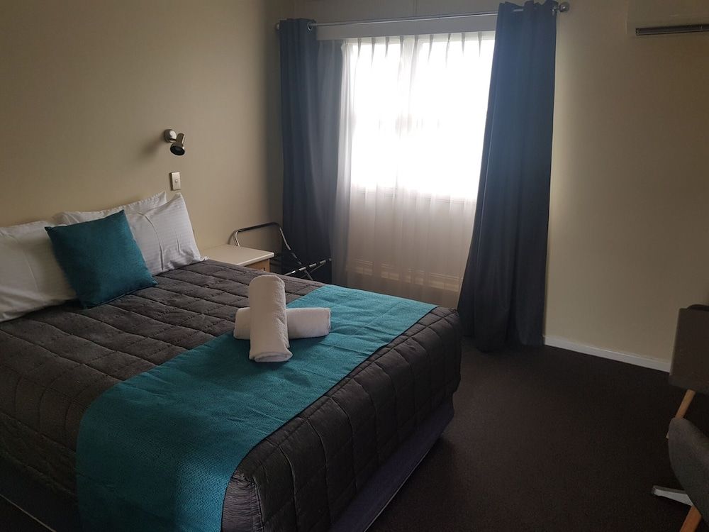 Caravilla Motor Inn Deluxe Room, 1 Queen Bed 4