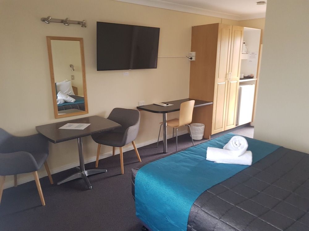 Caravilla Motor Inn Deluxe Room, 1 Queen Bed 3